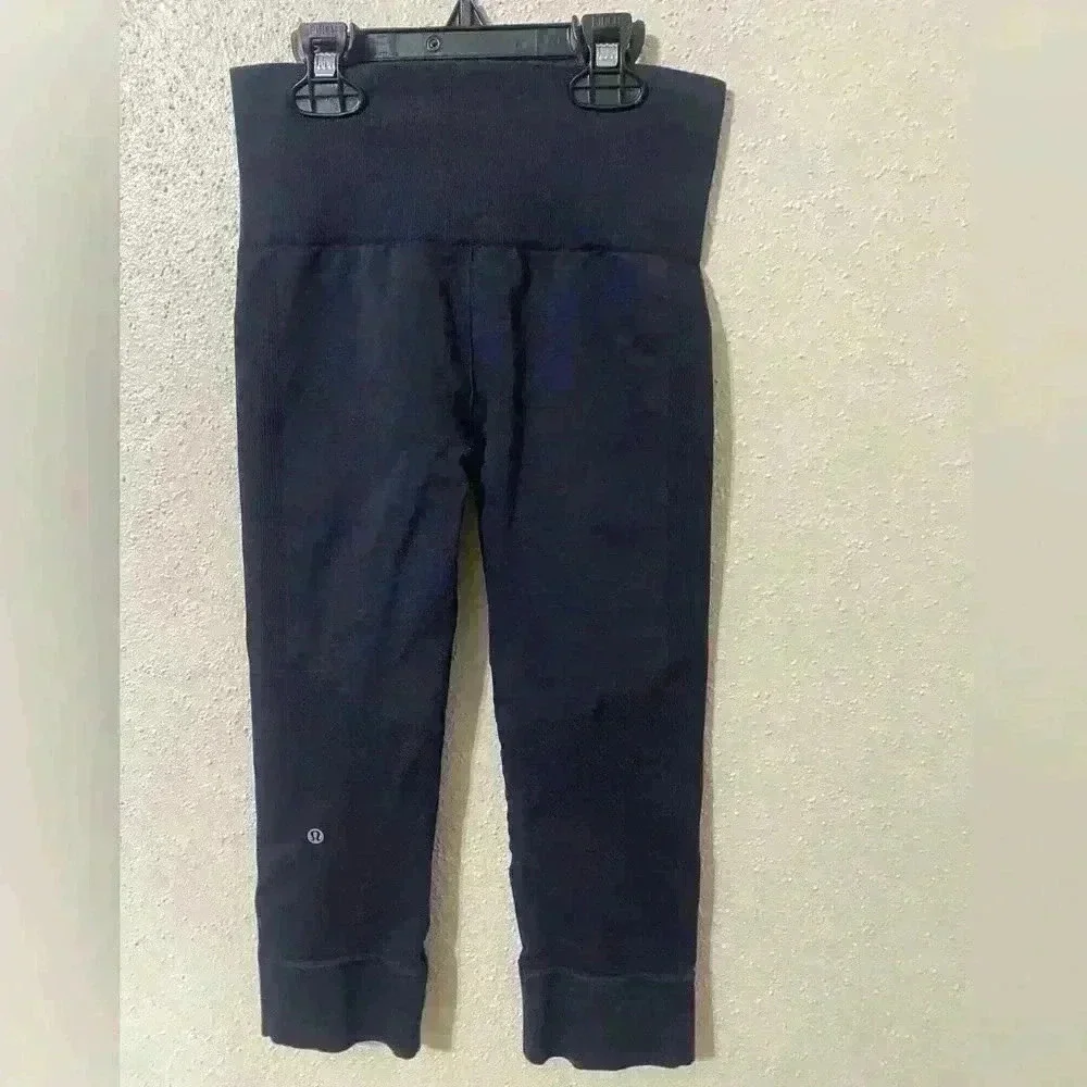 Lululemon Navy Blue Size 2 High Rise Waist, Cuff around Bottom.